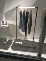 استاند عرض ملابس فاخر لتجهيز المحلات التجارية – تصميم هندسي يعكس الأناقة والاحترافية