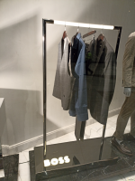 استاند عرض ملابس فاخر لتجهيز المحلات التجارية – تصميم هندسي يعكس الأناقة والاحترافية