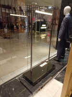 استاند عرض ملابس فاخر لتجهيز المحلات التجارية – تصميم هندسي يعكس الأناقة والاحترافية